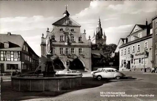 Ak Brilon im Sauerland, Marktplatz, Rathaus, Pfarrkirche, Brunnen