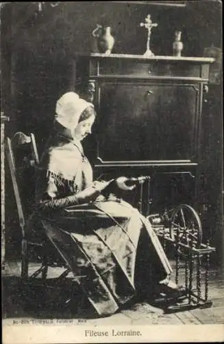 Ak Lothringen, Frau in Volkstracht, Spinnrad