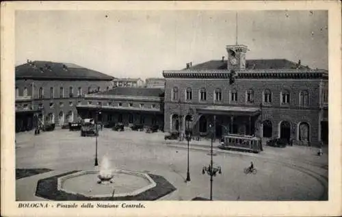 Ak Bologna Emilia Romagna, Hauptbahnhof, Platz, Springbrunnen