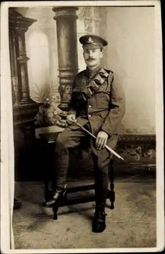 Foto Ak Britischer Soldat in Uniform, Portrait