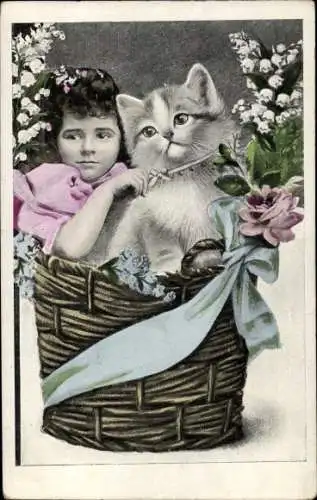 Ak Katze und Mädchen in einem Weidenkorb, Blumen