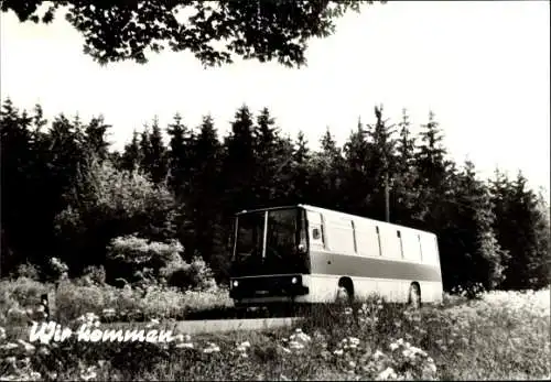 Ak Wir kommen, Ein Reisebus fährt durch Waldgebiet, Ikarus