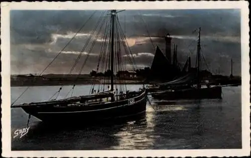 Mondschein Ak Ouistreham Riva Bella Calvados, Die Pilates-Boote im Hafen