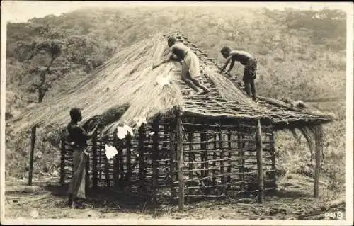 Foto Ak Katanga DR Kongo Zaire, Einheimische beim Hausbau