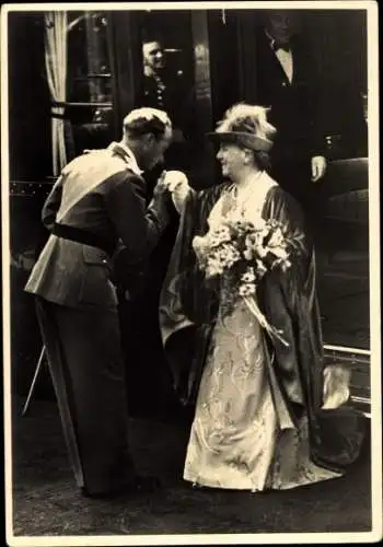 Ak Brüssel, Königin Wilhelmina der Niederlande, König Leopold III von Belgien, Handkuss