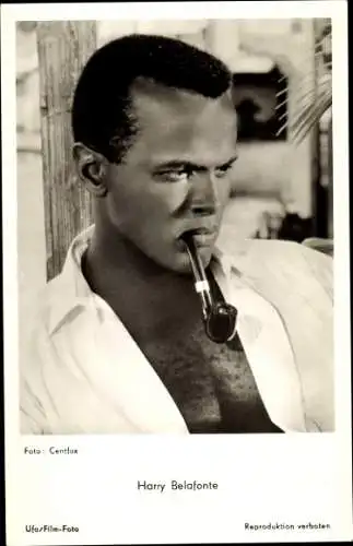 Ak Schauspieler Harry Belafonte, Portrait, Pfeife