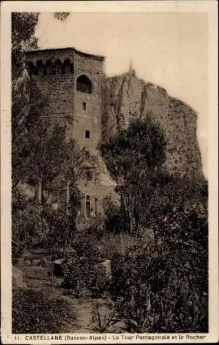 Ak Castellane Alpes de Haute Provence, Der fünfeckige Turm und der Felsen