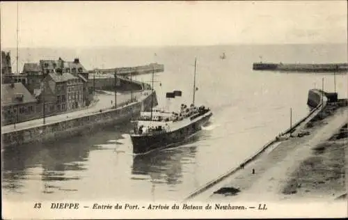 Ak Dieppe Seine Maritime, Einfahrt in den Hafen, Ankunft des Bootes aus Newhaven