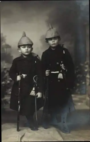 Foto Ak Zwei Jungen in Uniform, Pickelhaube, Standportrait