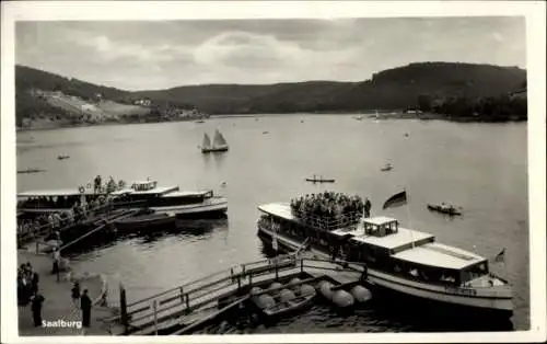 Ak Saalburg in Thüringen, Salondampfer Thüringen, Anlegestelle, Segelboote