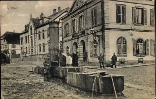 Ak Urbach bei Kaysersberg Elsass Haut Rhin, Gasthaus, Brunnen, Deutsche Soldaten in Uniformen