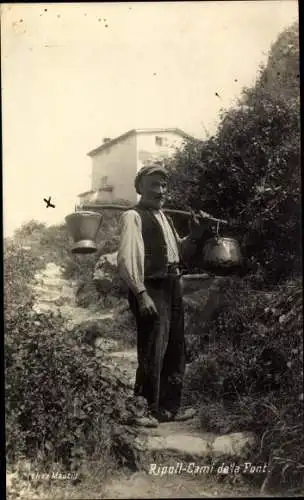 Foto Ak Ripoll Katalonien, Mann mit Blechgefäßen