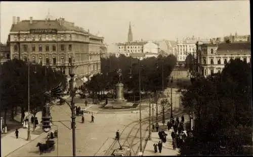 Foto Ak Riga Lettland,Blick auf einen Platz mit Denkmal