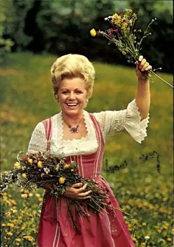 Ak Schauspielerinnen Maria Hellwig, Portrait, Autogramm, Blumenwiese, Tracht