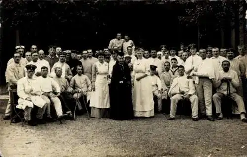 Foto Ak Großherzogin Luise von Baden, Portrait mit Soldaten und Krankenschwestern