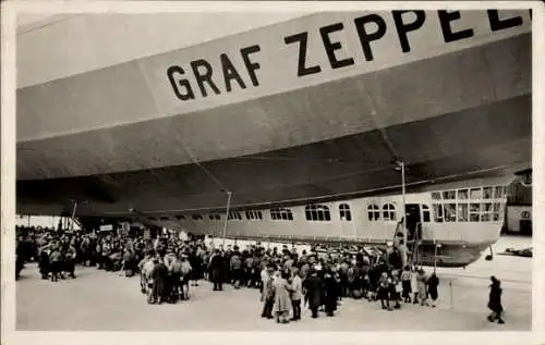 Ak Luftschiff LZ 127 Graf Zeppelin, Eingang in die Führer- und Fahrgastgondel, Besichtigung