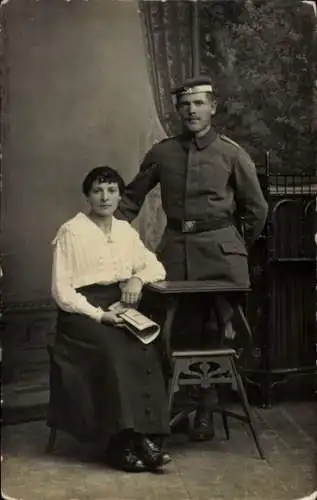 Foto Ak Deutscher Soldat in Uniform mit Frau, I WK