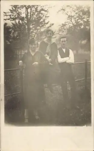 Foto Ak Mann und zwei Frauen, Portrait