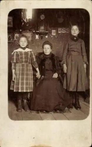 Foto Ak Frau mit zwei Mädchen, Mutter und Töchter, Portrait