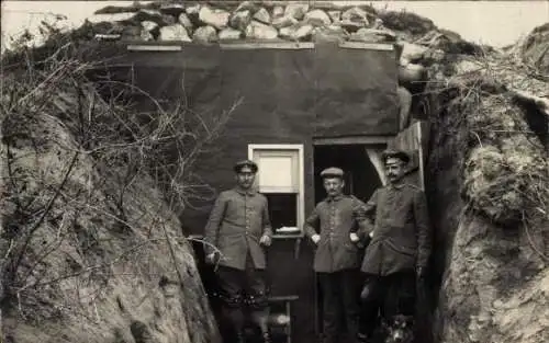 Foto Ak Deutsche Soldaten in Uniformen vor der Grabenunterkunft, I WK
