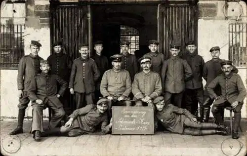 Foto Ak Colmar Kolmar Elsass Haut Rhin, Deutsche Soldaten in Uniformen, Schmiede-Kurs 1917