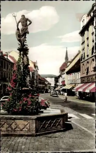 Ak Offenburg in Baden Schwarzwald, Neptunbrunnen, Hauptstraße, Geschäfte