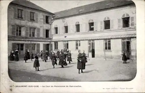 Ak Beaumont sur Oise Val d'Oise, Innenhof des Internats Demoiselles
