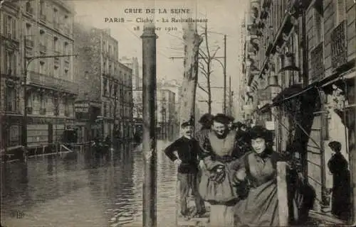 Ak Clichy Hauts de Seine, Überschwemmung der Seine 1910, Auftanken