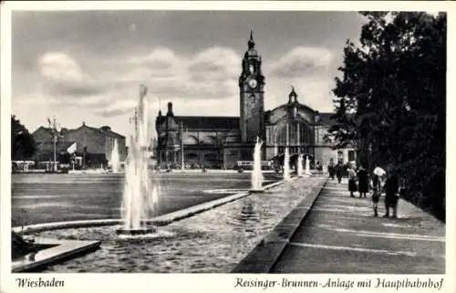 Ak Wiesbaden in Hessen, Reisinger-Brunnen-Anlage, Hauptbahnhof