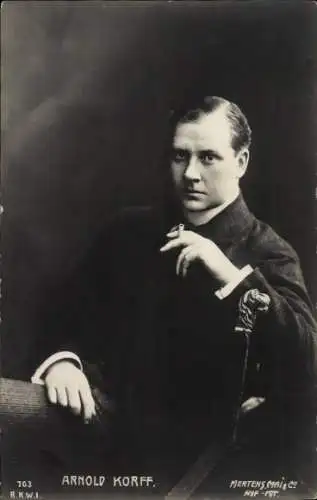 Ak Schauspieler Arnold Korff, Portrait, Zigarette