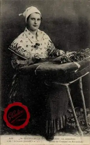 Ak Normandie, Frau in Volkstracht, Klöpplerin, Klöppelwerk