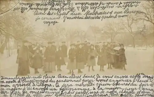 Foto Ak Würzburg am Main Unterfranken, Winter, Mädchen beim Eislaufen, Gruppenbild