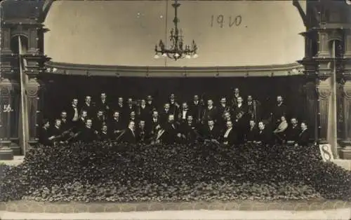 Foto Ak Bad Kreuznach an der Nahe, Orchester auf der Bühne, Musikinstrumente, Kronleuchter