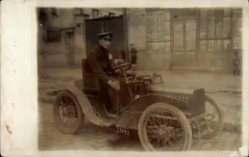 Foto Ak Mann in einem Automobil