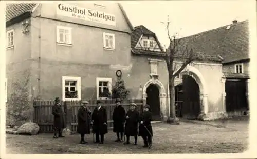 Foto Ak Sobrigau Kreischa bei Dresden, Männer vor dem Gasthof