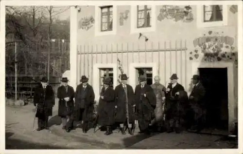 Foto Ak Kötzschenbroda Radebeul in Sachsen, Männer vor einem Gasthaus