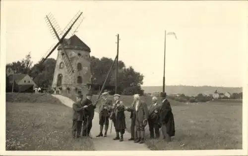 Foto Ak Dresden Gohlis, Gohliser Windmühle, Männer