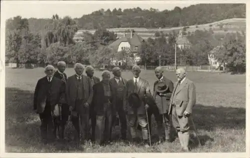 Foto Ak Dresden Pillnitz, Männer auf einer Wiese
