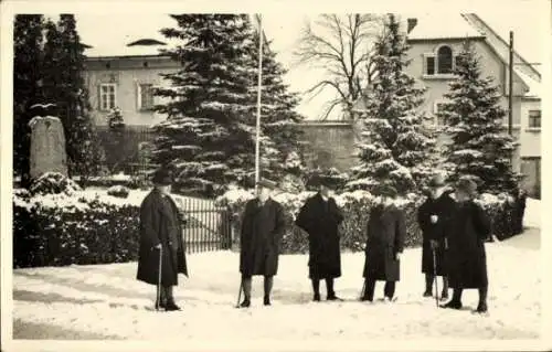 Foto Ak Sobrigau Kreischa bei Dresden, Winteransicht, Straßenpartie, Männer