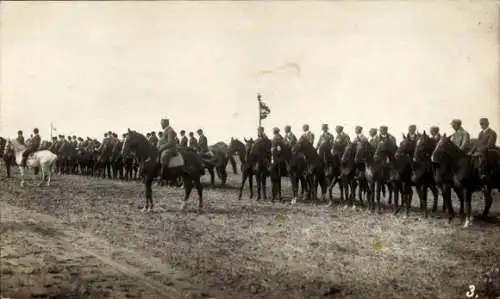 Foto Ak Neuruppin in Brandenburg, Männer auf Pferden auf einer Wiese
