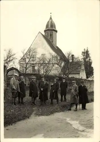 Foto Ak Dresden Klotzsche Wilschdorf, Männer vor der Kirche