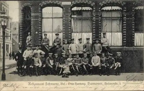 Ak Hannover in Niedersachsen, Restaurant Schnurre, Husarenstraße 5, Soldaten in Uniform, Gruppenbild