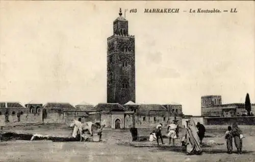Ak Marrakesch Marokko, La Koutoubia, Moschee, Anwohner