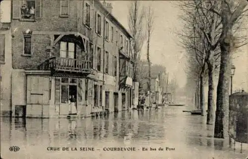 Ak Courbevoie Hauts de Seine, Unterhalb der Brücke, Überschwemmung der Seine 1910