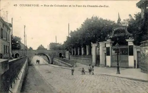 Ak Courbevoie Hauts de Seine, Rue de Colombes und die Brücke Chemin de Fer