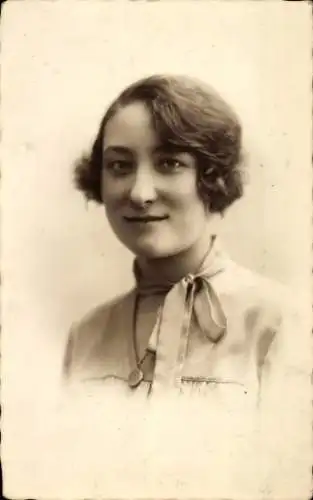 Foto Ak Junge Frau, Anhänger, Porträt