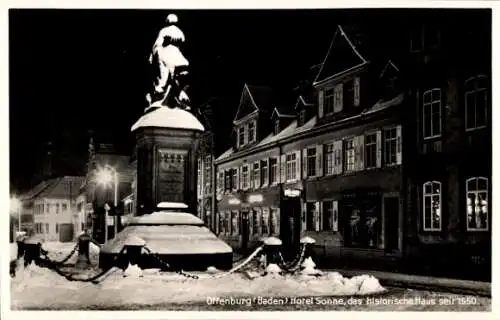 Ak Offenburg in Baden Schwarzwald, Hotel Sonne, historisches Haus seit 1550, Nachtansicht