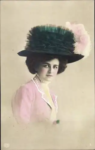 Ak Frau mit großem Federhut, Porträt