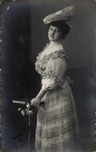 Foto Ak Portrait einer Künstlerin, Kleid, Hut