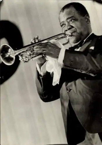 Ak Musiker und Sänger Louis Armstrong, Portrait mit Trompete